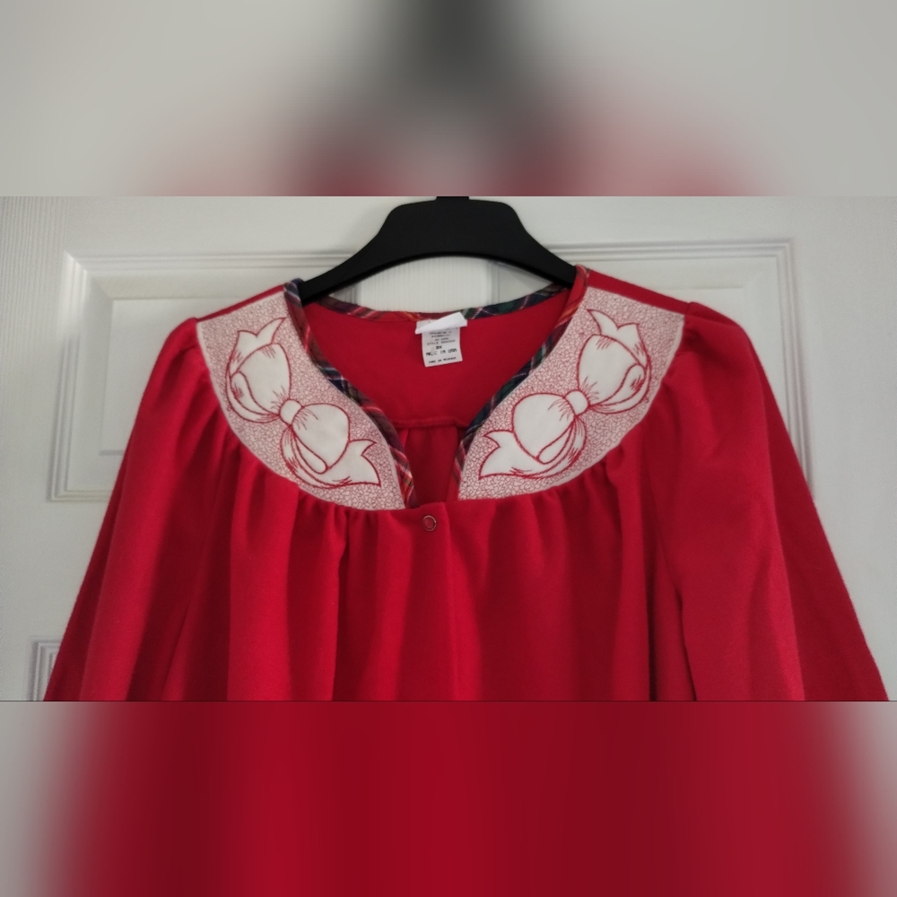 Women's Robe - Picture 2 of 6